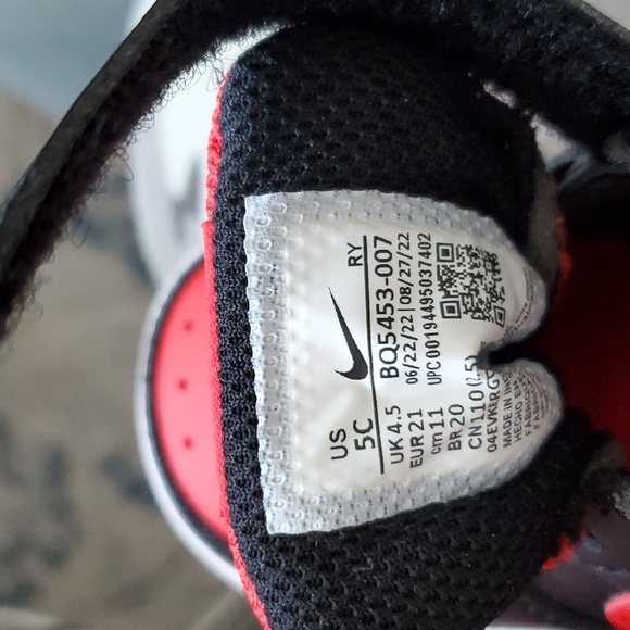 Nike boy's sneakers-LIGHTLY USED - Picture 3 of 3